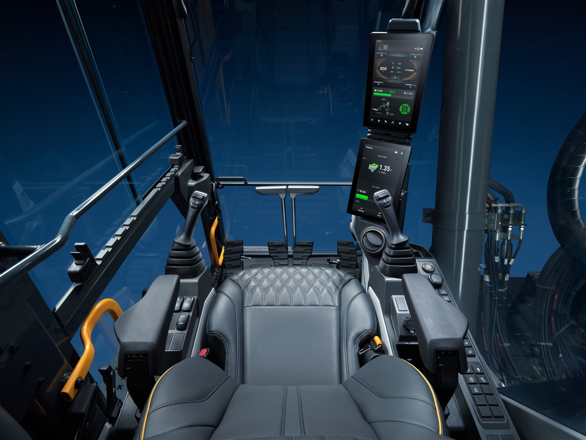 Hyundai rupsgraafmachines van de volgende generatie steken er gewoonweg bovenuit. Met hun geavanceerde elektrohydraulische regelsystemen zorgen de HX360L en HX400L machines voor een productiviteitswinst van minstens 25%. De Next Generation-functies en slimme technologieën maken het onderhoud van deze nieuwe machines eenvoudiger en verlagen de totale eigendomskosten. Dankzij twee 12,8 inch full HD-touchscreens en elektrische joystickbesturing kan er efficiënt worden gewerkt, terwijl een 6-camerasysteem en radar een onbelemmerd 360° zicht bieden voor extra veiligheid.
